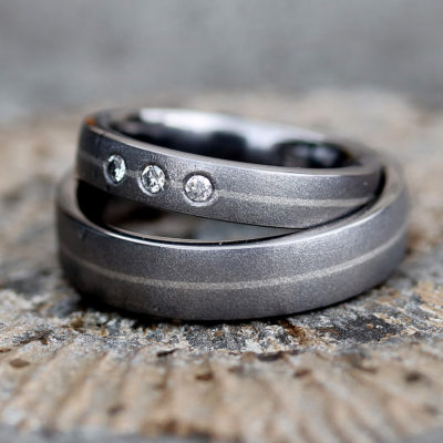 Trauringe in Tantal mit Platineinlage und Diamantbesatz