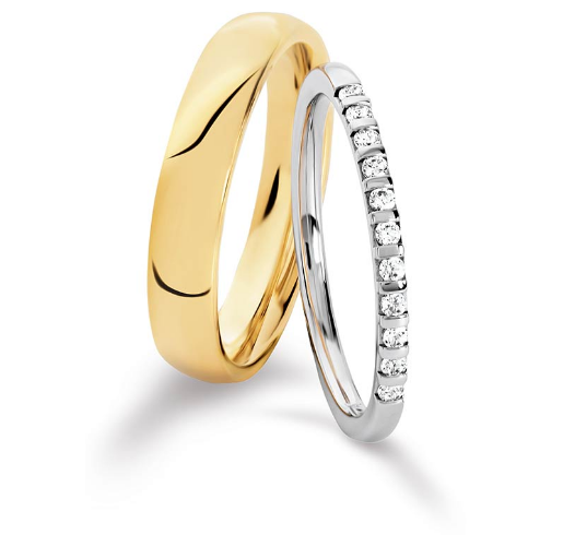 Trauringe in Gelbgold für den Herrn, ein Memoirering in Weißgold mit Diamantbesatz für die Dame