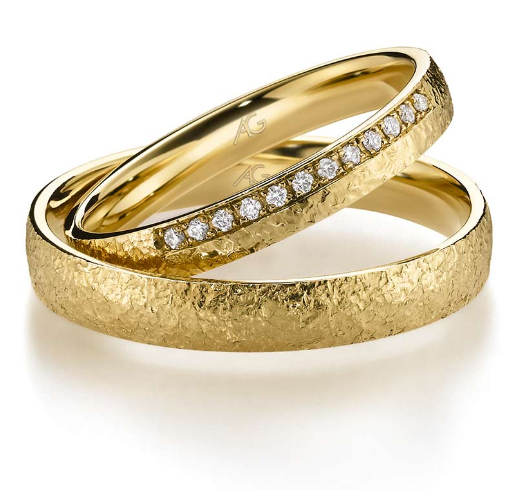 Trauringe in Gelbgold mit Strukturoberfläche, Damenring mit Diamantbesatz